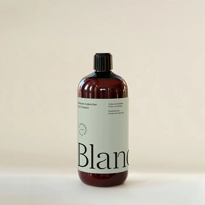 une bouteille de nettoyant à plancher Blanche signé Paule Bourbonnais