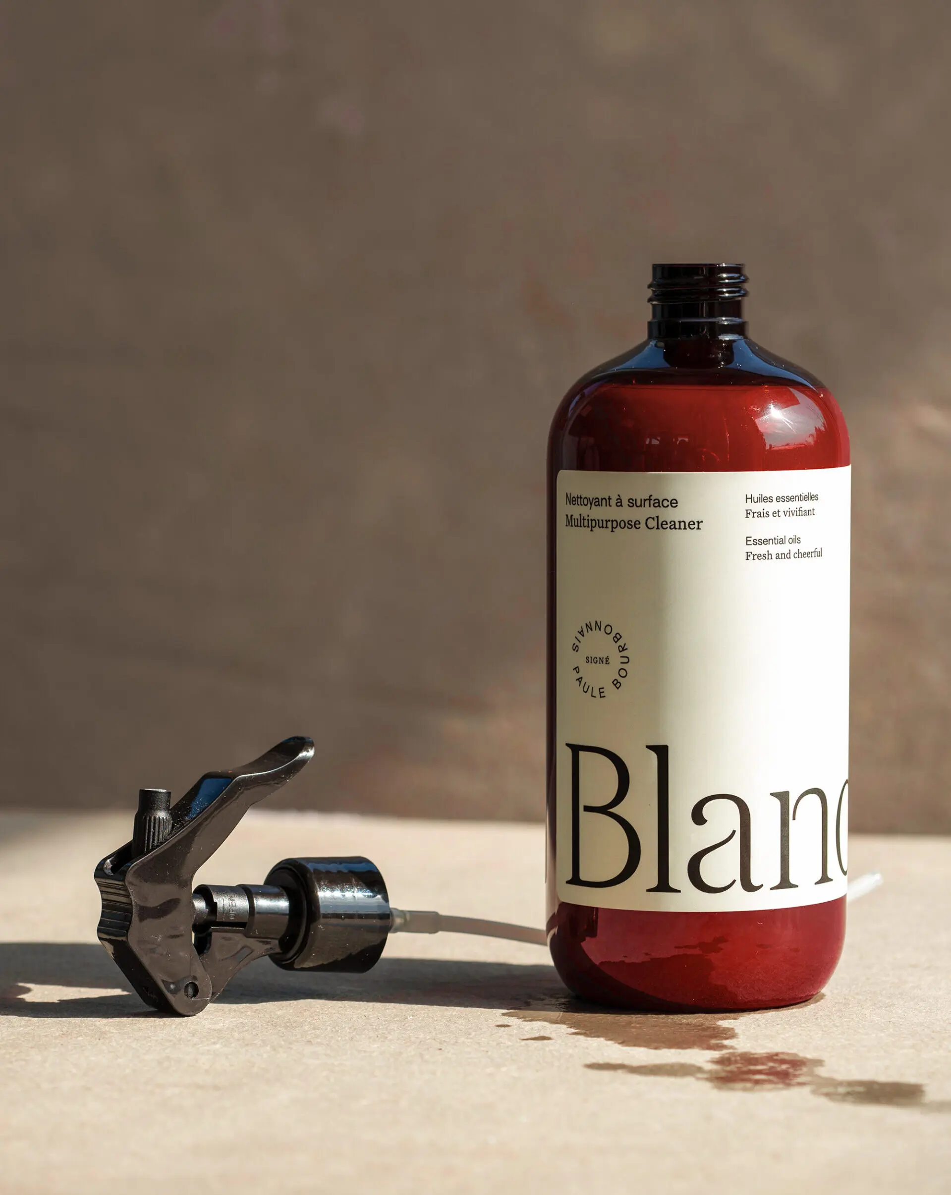 Bouteille ouverte d'un nettoyant multisurface avec son couvercle pour asperger